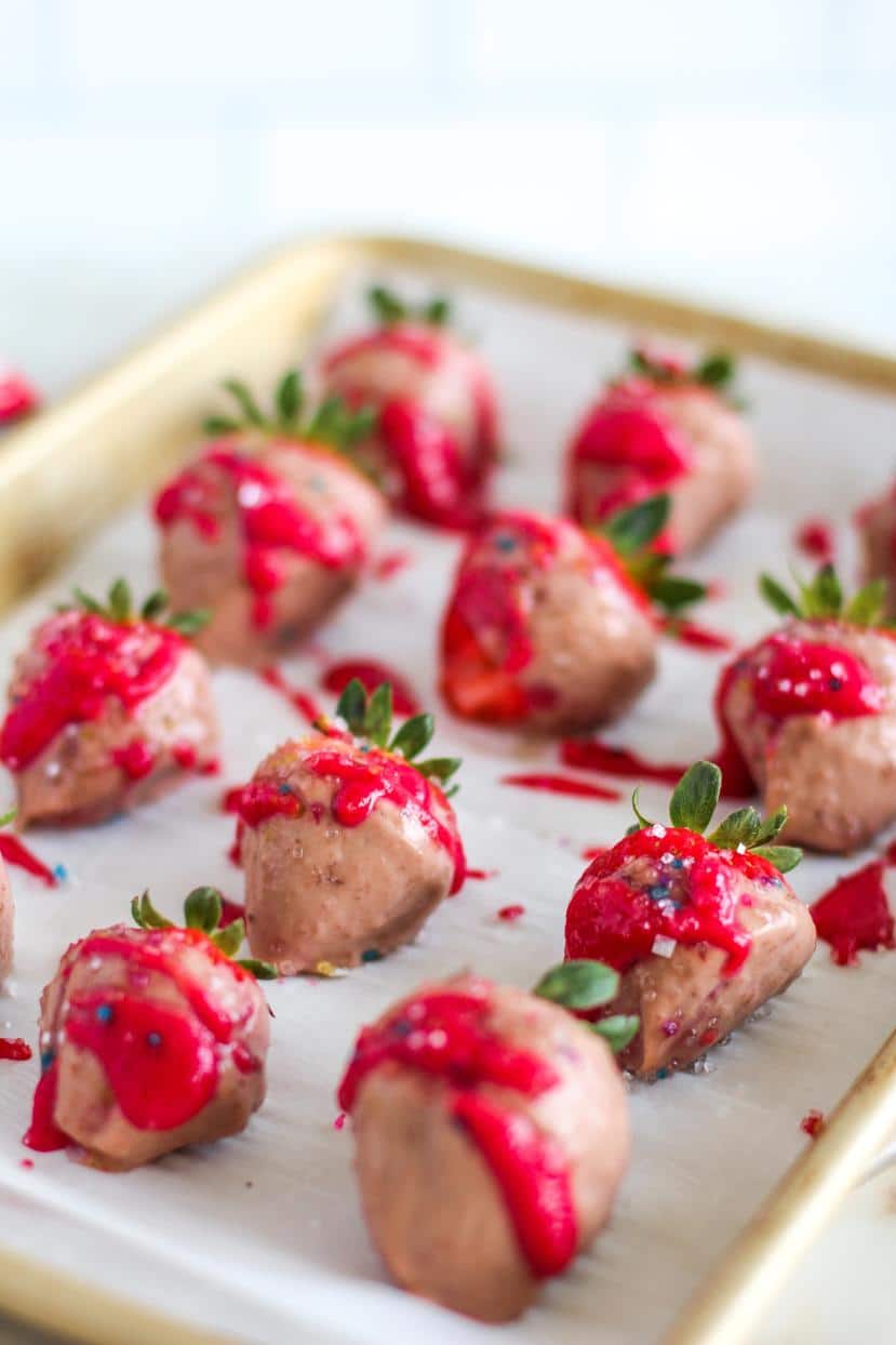 Chocolate Covered Pudding Strawberries by @klean.kate Close Up